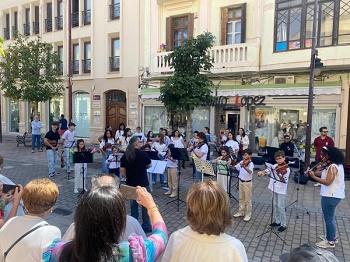 LOS ALUMNOS DE LA ESCUELA PAULA GUILLN GALLEGO LLEVAN LA MSICA A LAS CALLES DEL CENTRO