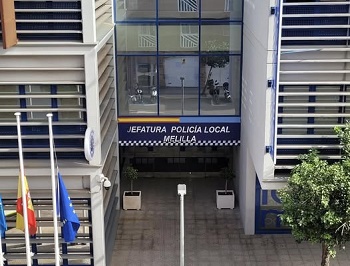 LA POLICA LOCAL DETIENE A UN INCUMPLIDOR DE ORDEN DE ALEJAMIENTO EN EL DOMICILIO DE LA DENUNCIANTE