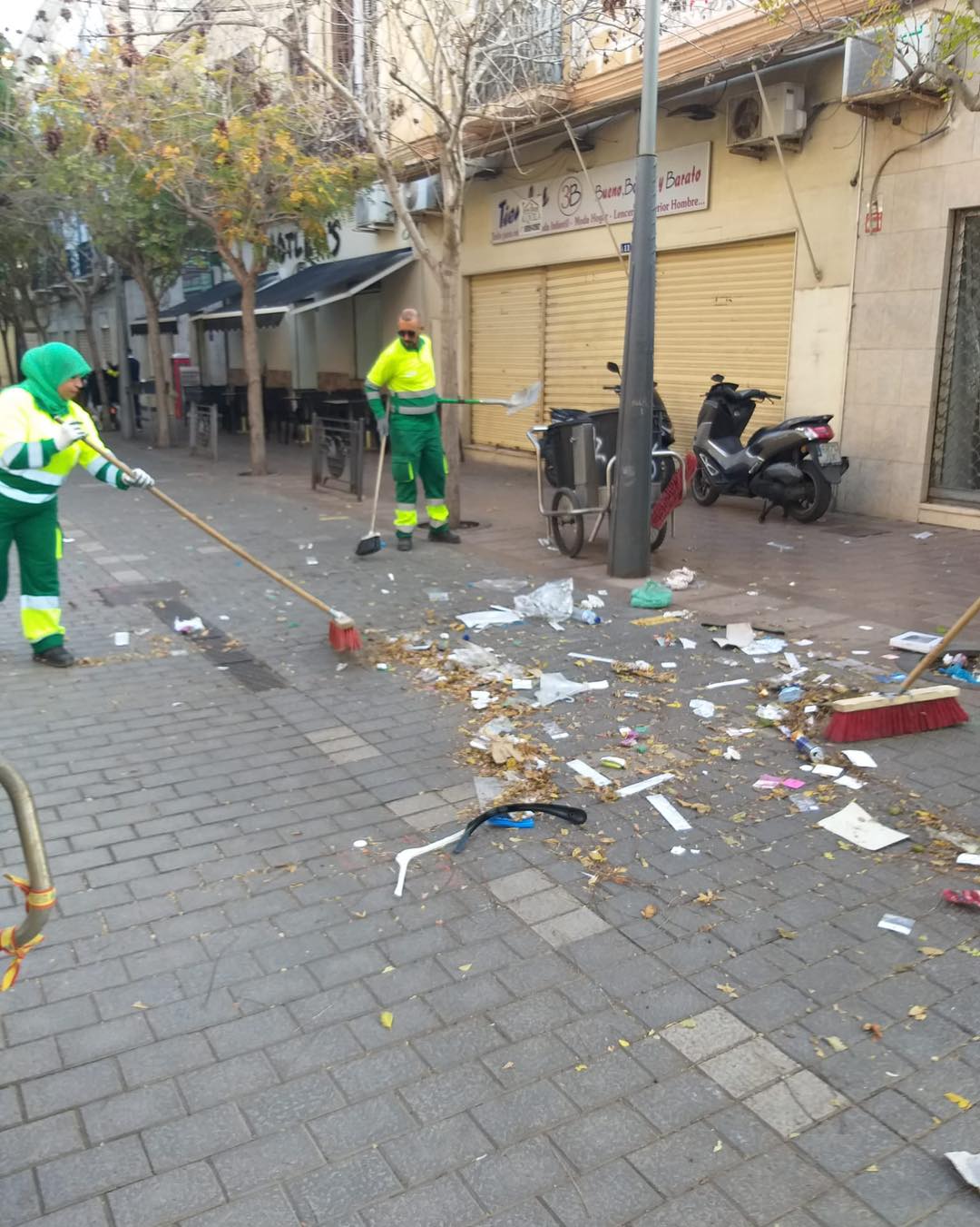 LOS SERVICIOS DE LIMPIEZA INTERVIENEN EN EL RASTRO AL FINALIZAR EL MERCADILLO