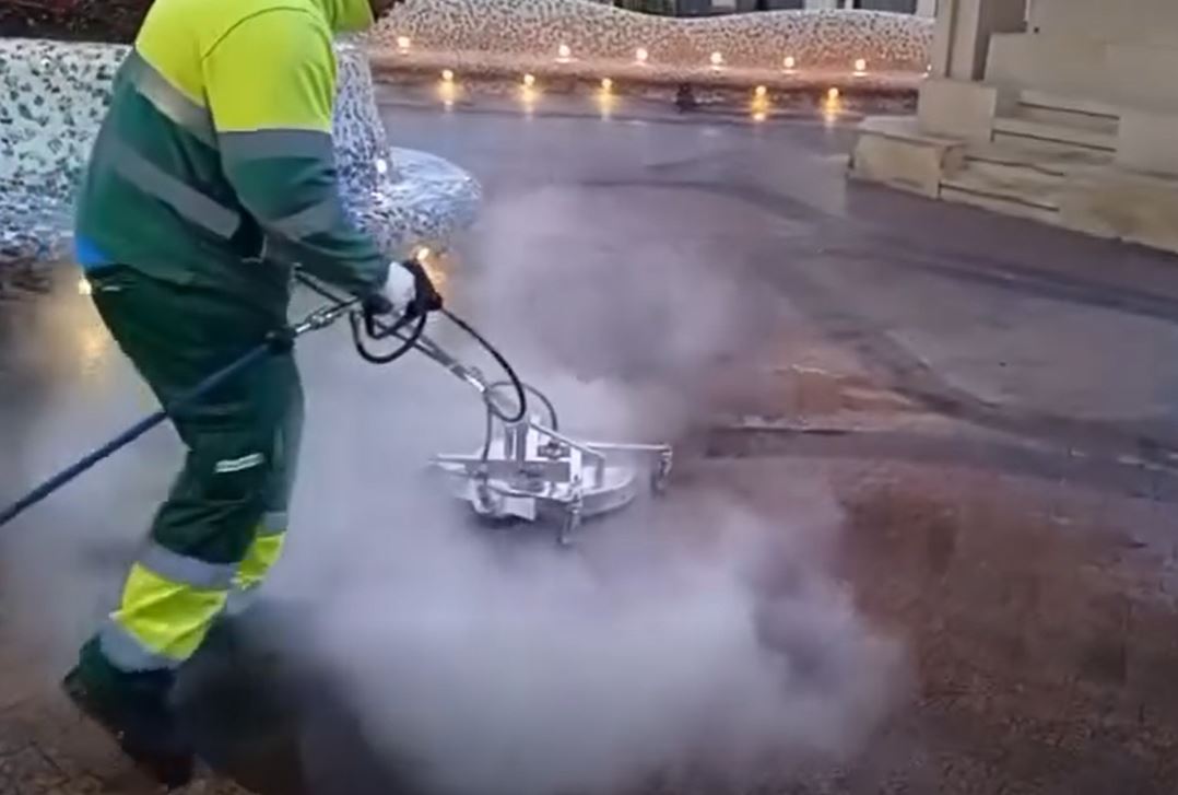 web LA NUEVA MAQUINARIA DE LIMPIEZA SE ESTRENA EN EL CENTRO CON LA DECAPADORA PORT�TIL