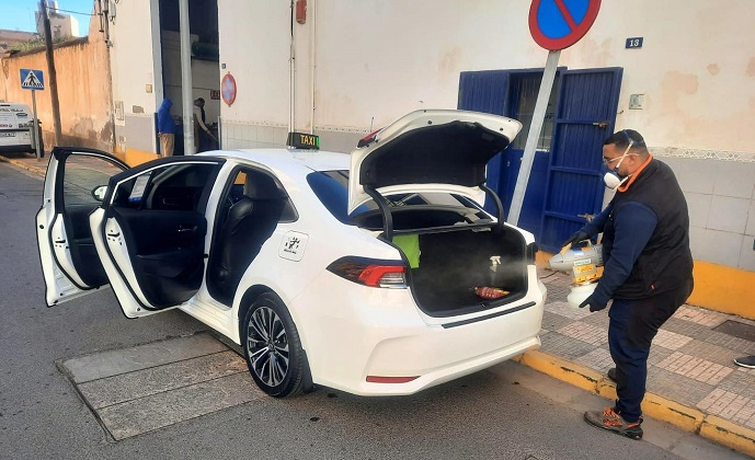 LA CONSEJER�A DE MEDIOAMBIENTE REALIZA DESINFECCIONES A TAXIS Y AUTOBUSES