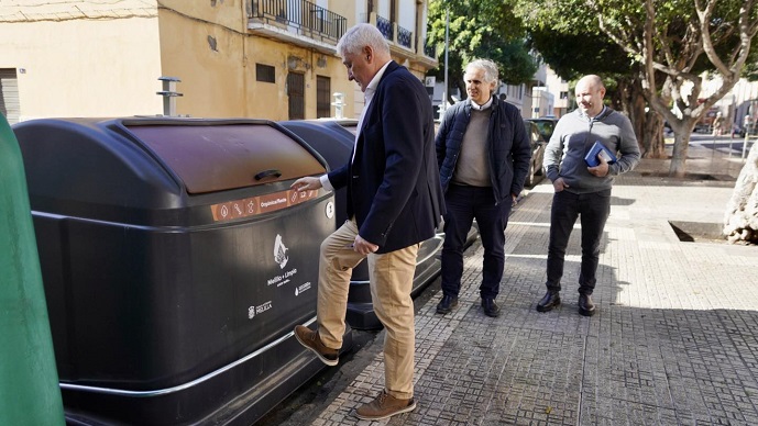 EL CONSEJERO DE MEDIO AMBIENTE VERIFICA LA INSTALACIÓN DE LOS NUEVOS CONTENEDORES DE BASURA EL CONSEJERO DE MEDIO AMBIENTE VERIFICA LA INSTALACIÓN DE LOS NUEVOS CONTENEDORES DE BASURA