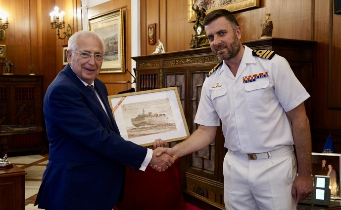 EL PRESIDENTE DE LA CIUDAD RECIBE AL COMANDANTE DEL BUQUE DE TRANSPORTE 'YSABEL'