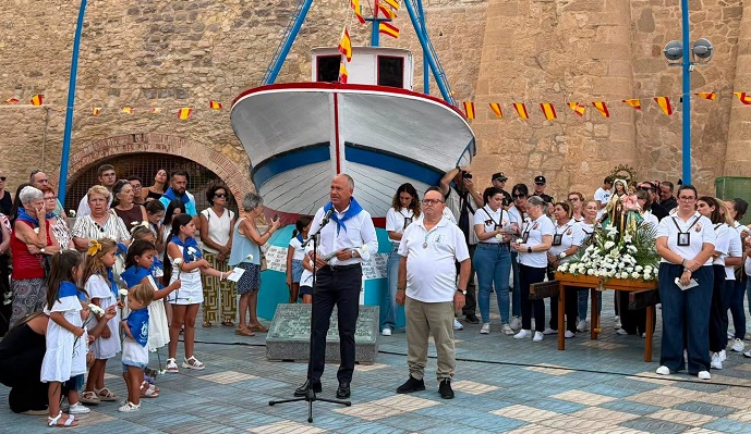 EL GOBIERNO LOCAL ACOMPA�A EN LA PROCESI�N DE LA VIRGEN DEL CARMEN HACIA LA PLAZA DE LOS PESCADORES