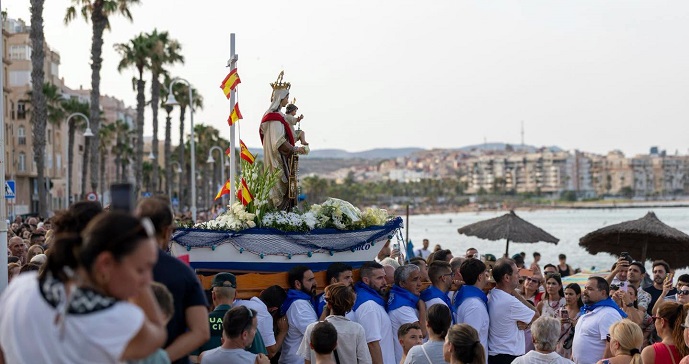 MIEMBROS DEL GOBIERNO LOCAL ASISTEN A LA SALIDA AL MAR DE LA VIRGEN DE LA VICTORIA