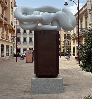 LA ESCULTURA 'MONUMENTO A LAS CUATRO CULTURAS' LUCE EN SU NUEVA UBICACI�N TRAS SU REHABILITACI�N