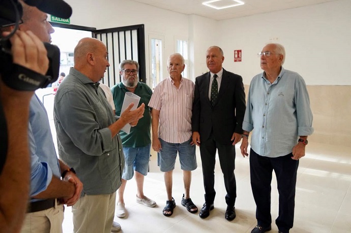 EL PRESIDENTE DE LA CIUDAD ALABA LA REFORMA DE LA ASOCIACI�N DE VECINOS CONSTITUCI�N