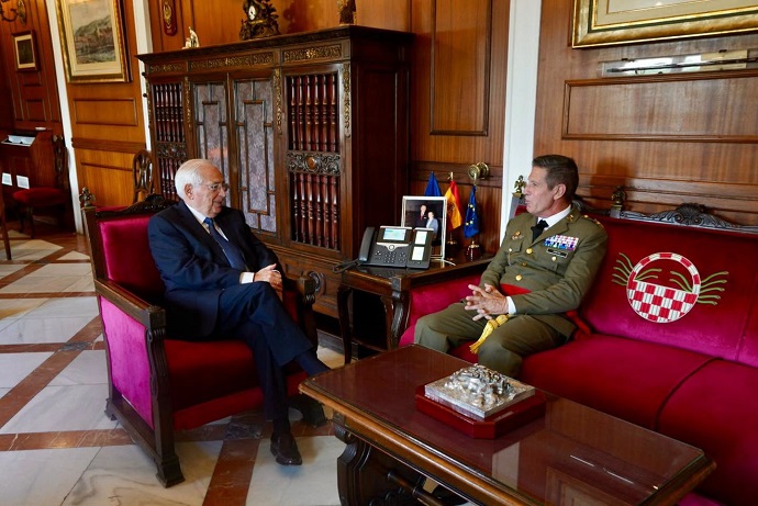 EL PRESIDENTE DE LA CIUDAD RECIBE AL COMANDANTE GENERAL DE MELILLA POR SU DESPEDIDA OFICIAL