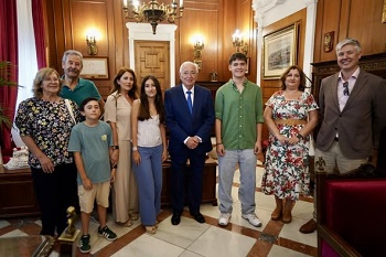 EL PRESIDENTE DE LA CIUDAD RECIBE A LOS JVENES SELECCIONADOS PARA PARTICIPAR EN LA RUTA QUETZAL 2025