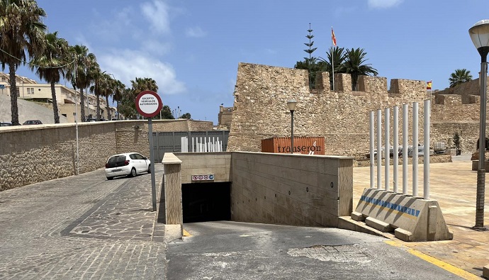Cierre al trfico de vehculos de la entrada del aparcamiento de la Plaza de las Culturas por la Cuesta de la Alcazaba