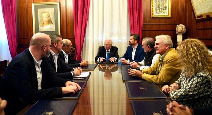 LA CIUDAD Y EL C.B. MELILLA ESTUDIAN AMPLIAR EL FUTURO PABELL�N DE SANTIAGO PARA ACOGER LA ACB