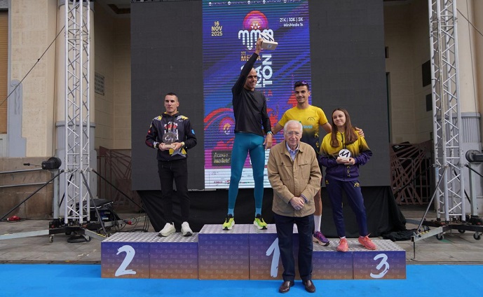 MIEMBROS DEL GOBIERNO LOCAL ENTREGAN LOS TROFEOS DE LA XIII MEDIA MARAT�N MELILLA CIUDAD DEL DEPORTE