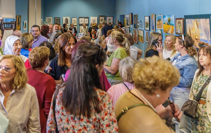 LA CONSEJERA DEL MAYOR INAUGURA LA EXPOSICI�N ART�STICA DE LOS MIEMBROS DE AULAS CULTURALES PARA MAYORES