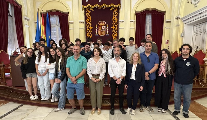 LA VICEPRESIDENTA PRIMERA DE LA ASAMBLEA RECIBE A ALUMNOS Y PROFESORES PORTUGUESES