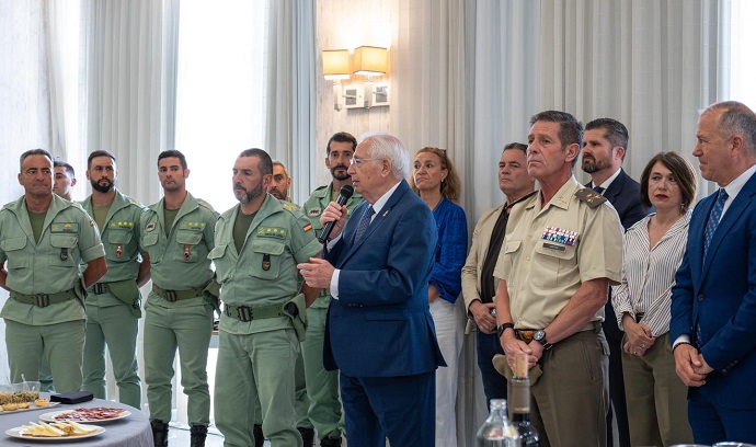 EL PRESIDENTE DE LA CIUDAD AGRADECE SU LABOR AL TERCIO GRAN CAPIT�N EN LA RECEPCI�N POR LA 'AFRICANA'