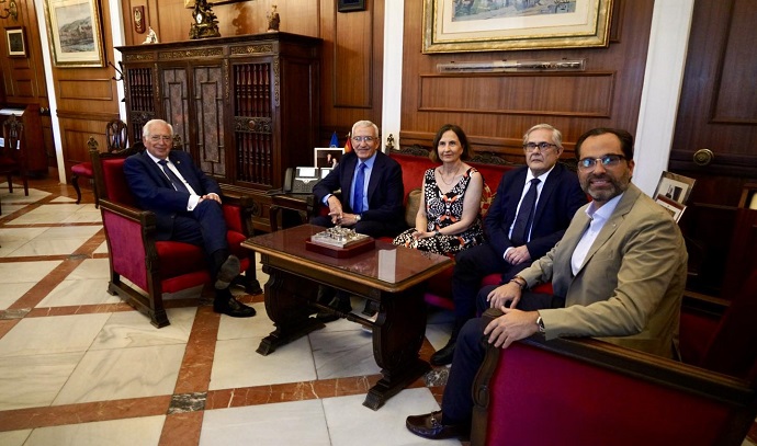 EL PRESIDENTE DE LA CIUDAD RECIBE A LOS RESPONSABLES DE LA ACADEMIA DE MEDICINA DE ANDALUC�A ORIENTAL
