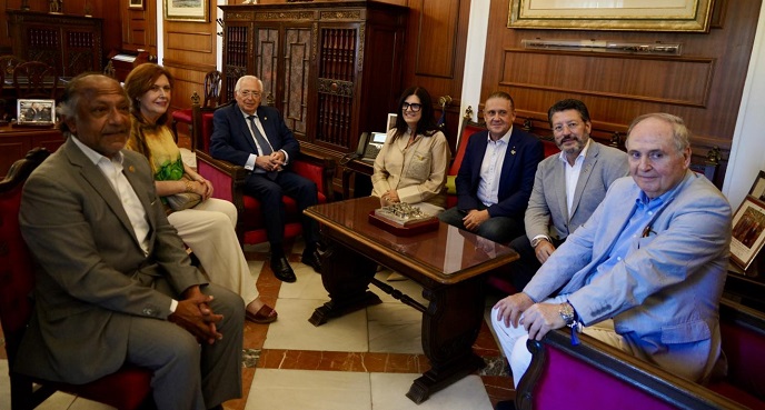 EL PRESIDENTE DE LA CIUDAD RECIBE A LA GOBERNADORA DE ROTARY Y LOS RESPONSABLES DE ROTARY MELILLA