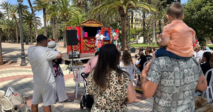 NUMEROSAS FAMILIAS ASISTEN A LA REPRESENTACI�N DE LA OBRA INFANTIL 'EL BUZ�N DE LAS BUENAS IDEAS'