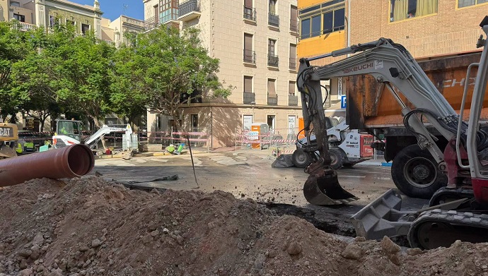 EL CONSEJERO DE MEDIO AMBIENTE EXPLICA LAS OBRAS PARA RENOVAR TUBER�AS EN PLAZA COMANDANTE BEN�TEZ