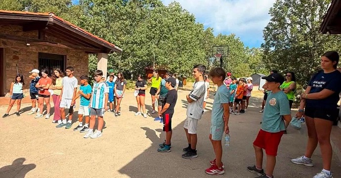 LOS J�VENES DEL CAMPAMENTO MULTIAVENTURAS DE LA CONSEJER�A DE JUVENTUD LLEGAN AL VALLE DEL JERTE