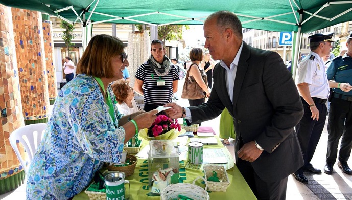 EL PLENO CONCEDE LA PLACA AL M�RITO SOCIAL A LA ASOCIACI�N DE ENFERMOS Y FAMILIARES DE ALZHEIMER