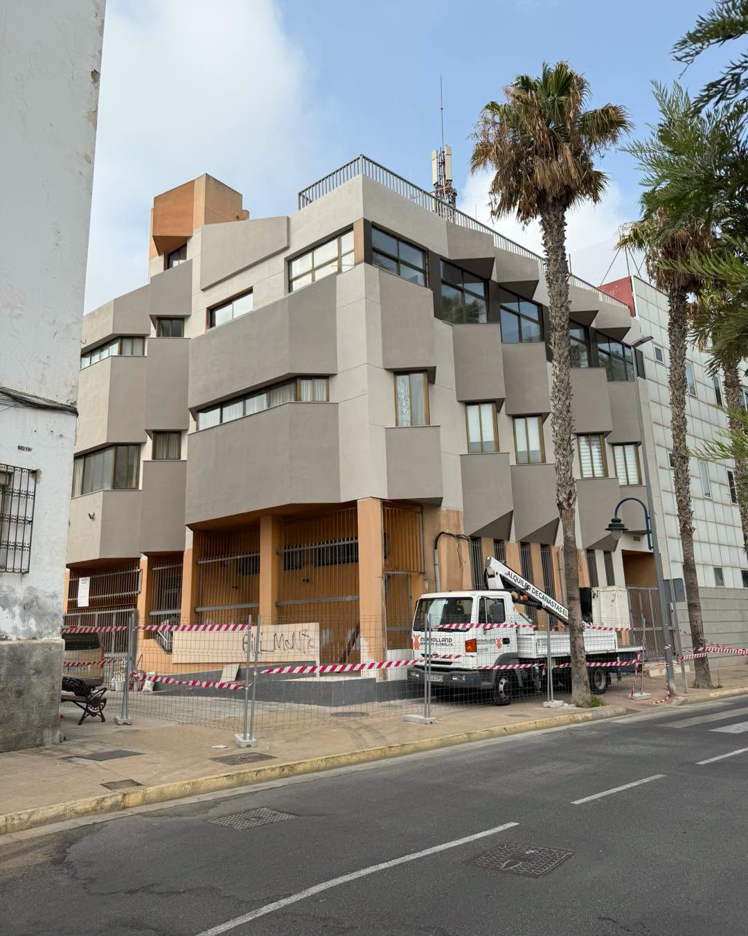 LAS AULAS CULTURALES PARA MAYORES COBRAN NUEVA VIDA TRAS LA RESTAURACI�N DE SU FACHADA PRINCIPAL