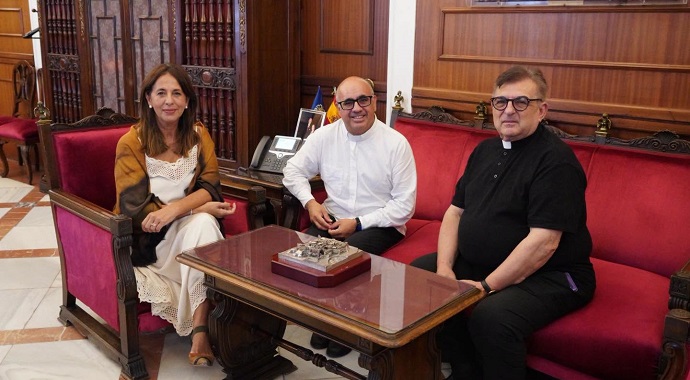 WEB LA CONSEJERA DE CULTURA RECIBE AL NUEVO VICARIO EPISCOPAL DE MELILLA Y AL VICARIO SALIENTE