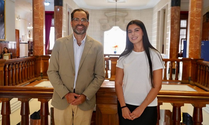 EL CONSEJERO DE FOMENTO UNIVERSITARIO RECIBE A UNA ESTUDIANTE MELILLENSE QUE ESTUDIAR� EN HARVARD