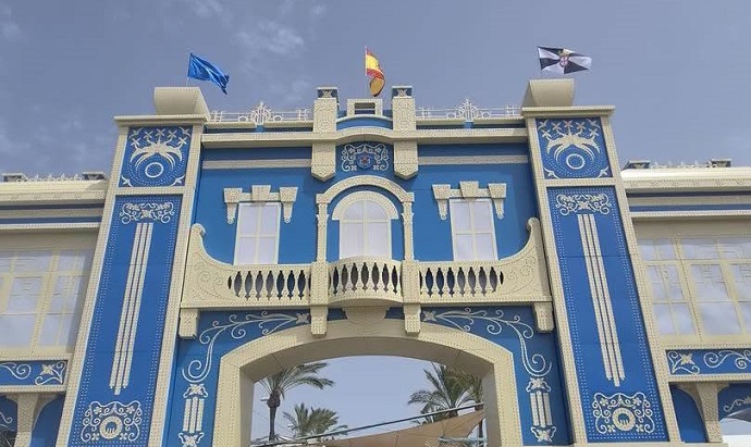 LA BANDERA DE CEUTA ONDEA EN LA PORTADA DE FERIA COMO GESTO DE SOLIDARIDAD LA BANDERA DE CEUTA ONDEA EN LA PORTADA DE FERIA COMO GESTO DE SOLIDARIDAD