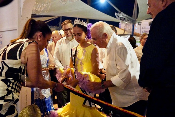EL PRESIDENTE DE LA CIUDAD CORTA LA CINTA INAUGURAL DE LA CASETA DE LA CASA DE CEUTA EN MELILLA EL PRESIDENTE DE LA CIUDAD CORTA LA CINTA INAUGURAL DE LA CASETA DE LA CASA DE CEUTA EN MELILLA