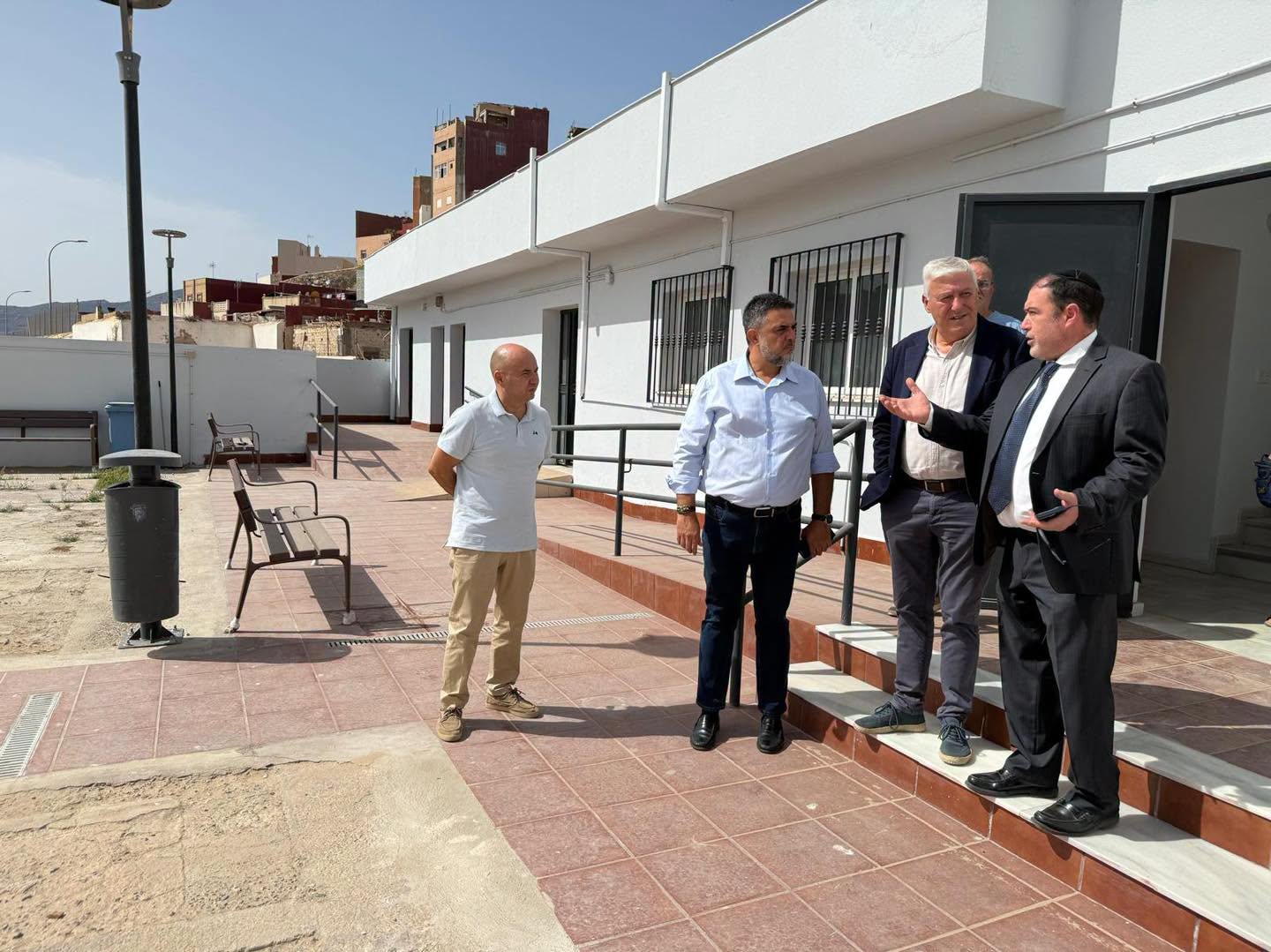 EL CONSEJERO DE MEDIO AMBIENTE VISITA EL CEMENTERIO HEBREO TRAS LAS OBRAS DE REFORMA