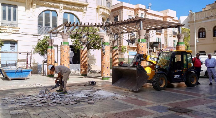 EL CONSEJERO DE MEDIO AMBIENTE VISITA LAS OBRAS DE REHABILITACIÓN DE LA PLAZA MENÉNDEZ PELAYO EL CONSEJERO DE MEDIO AMBIENTE VISITA LAS OBRAS DE REHABILITACIÓN DE LA PLAZA MENÉNDEZ PELAYO