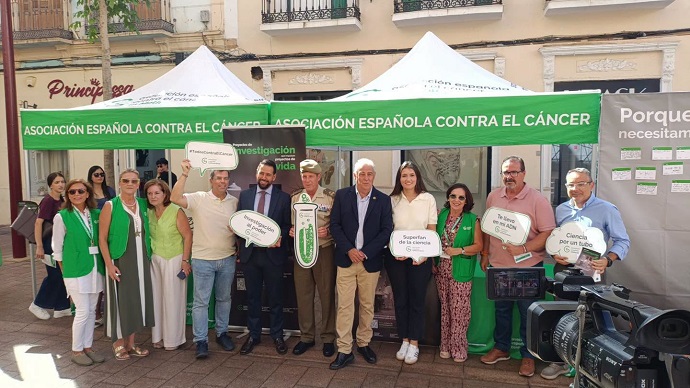 LA CONSEJERA DE POLÍTICAS SOCIALES VISITA LA MESA INFORMATIVA DE LA ASOCIACIÓN ESPAÑOLA CONTRA EL CÁNCER LA CONSEJERA DE POLÍTICAS SOCIALES VISITA LA MESA INFORMATIVA DE LA ASOCIACIÓN ESPAÑOLA CONTRA EL CÁNCER