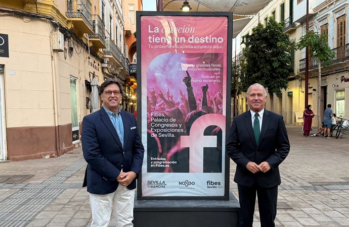 EL CONSEJERO Y EL GERENTE DE TURISMO DE SEVILLA PRESENTAN LA CAMPAÑA EN LOS EXPOSITORES DEL CENTRO EL CONSEJERO Y EL GERENTE DE TURISMO DE SEVILLA PRESENTAN LA CAMPAÑA EN LOS EXPOSITORES DEL CENTRO