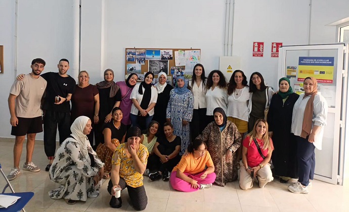 LA CONSEJERA DE SALUD PÚBLICA VISITA LAS CLASES DE YOGA DE LA ASOCIACIÓN 'EL TECHO ES UN DERECHO' LA CONSEJERA DE SALUD PÚBLICA VISITA LAS CLASES DE YOGA DE LA ASOCIACIÓN 'EL TECHO ES UN DERECHO'