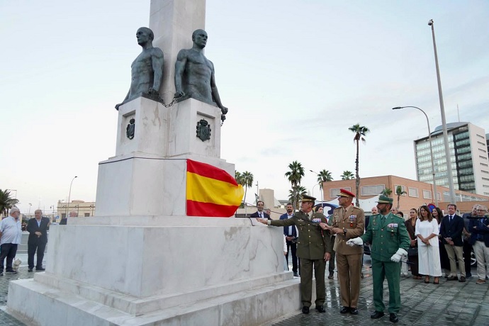 EL PRESIDENTE DE LA CIUDAD CEDE AL COMANDANTE GENERAL LA INAUGURACIÓN DE LA ESCULTURA 'EL SOCORRO A MELILLA' EL PRESIDENTE DE LA CIUDAD CEDE AL COMANDANTE GENERAL LA INAUGURACIÓN DE LA ESCULTURA 'EL SOCORRO A MELILLA'