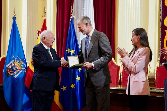 EL PRESIDENTE DE LA CIUDAD ENTREGA LAS LLAVES DE LA CIUDAD AL REY EN LA RECEPCI�N OFICIAL