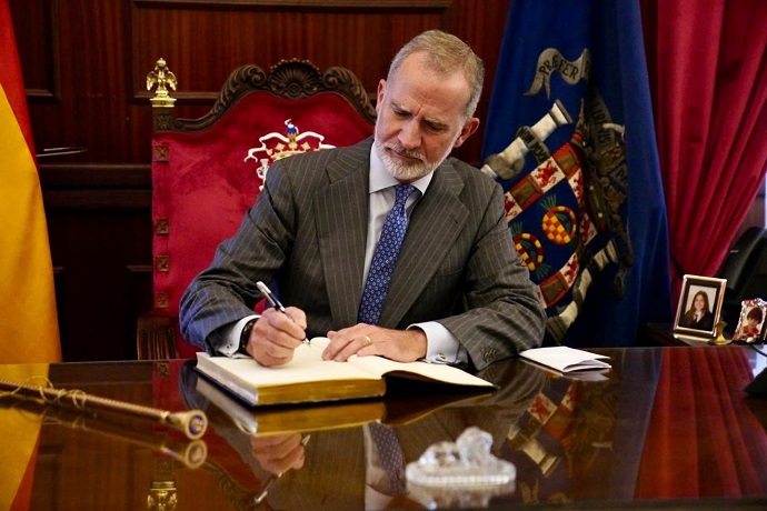 EL REY FELIPE VI Y LA REINA LETIZIA FIRMAN EN EL LIBRO DE ORO DE LA CIUDAD DE MELILLA