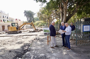 EL PRESIDENTE Y EL CONSEJERO DE MEDIO AMBIENTE VISITAN LAS OBRAS DEL PARQUE INFANTIL DEL PARQUE HERNNDEZ