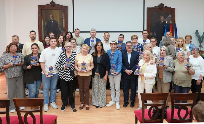 LA CONSEJERA DE CULTURA Y EL PRESIDENTE DE LA FMMT ENTREGAN LOS PREMIOS DEL CONCURSO DE CRUCES DE MAYO